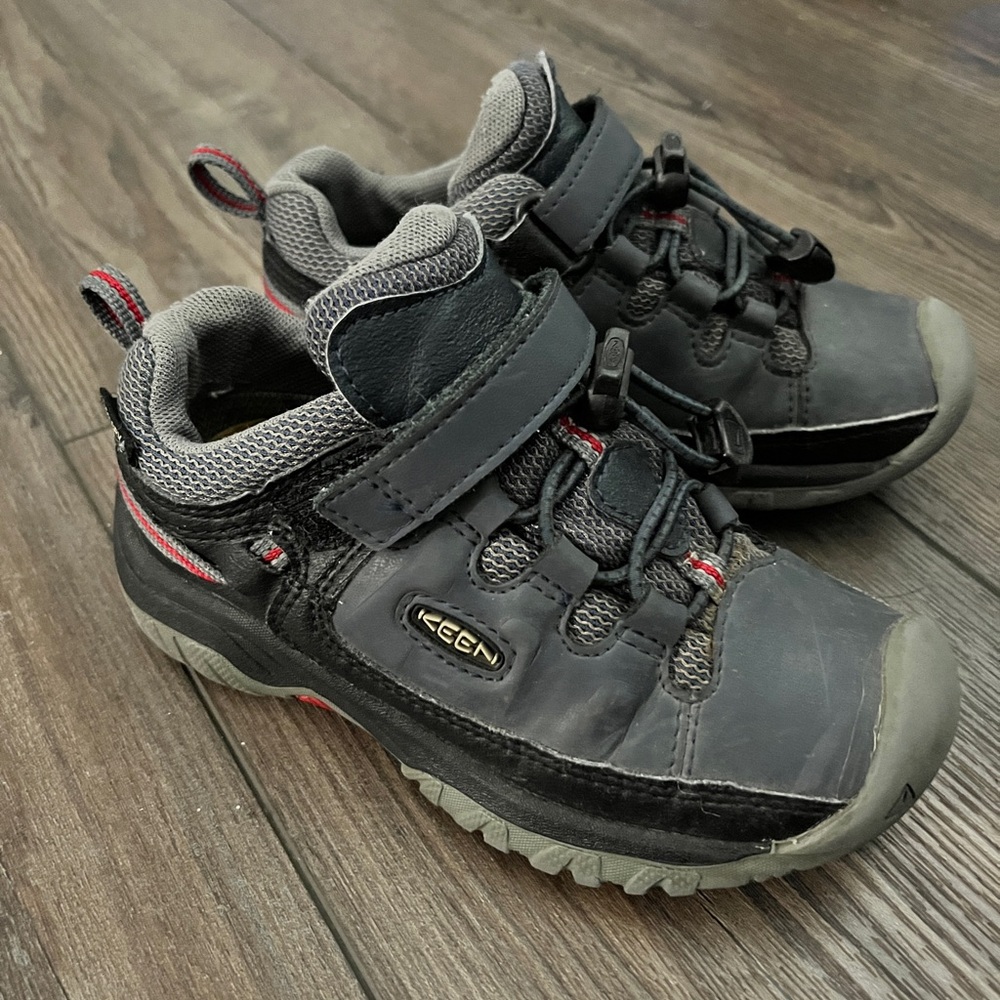KEEN Kids Black and Gray Shoes size 10